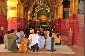 Ferveur devant le bouddha sacr