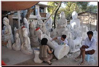 Polissage des statues par les jeunes femmes