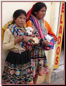 Fillettes et leurs bbs vigognes posant pour le touriste