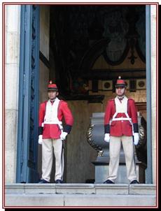 LA PAZ, place Murillo, 
tombeau gard par deux sentinelles