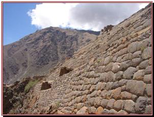 Mur d'enceinte des ruines