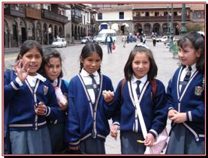 AREQUIPA, place d'Armes, jeunes colires