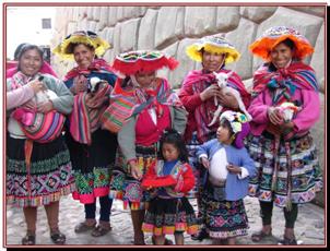 CUZCO, 
jeunes femmes posant pour le bonheur du touriste