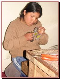 CUZCO,
 jeune artisan dans une bijouterie