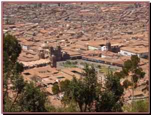 Vue panoramique sur les toits rouges de CUZCO