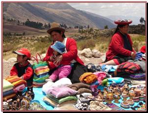Jeunes femmes proposant leur artisanat