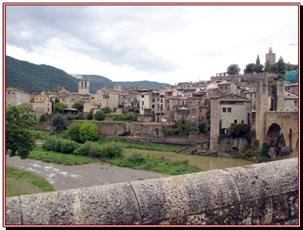 Vue gnrale sur Besalu, depuis le pont mdival