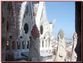 Vue sur la faade de la Sagrada, depuis la terrasse
