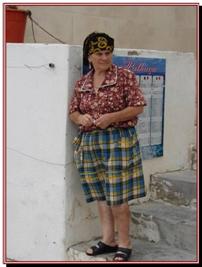 Femme de Nazar sur le pas de son habitation