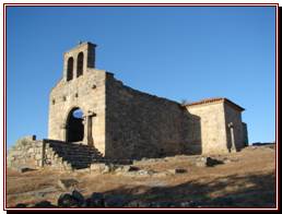 Castelo Mendo, le cot de lglise romane Santa Maria.