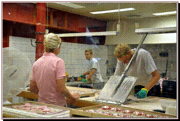 Les garons occups  confectionner leurs sucre-d'orge