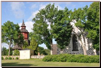 L'glise, son clocher et son mur d'enceinte.