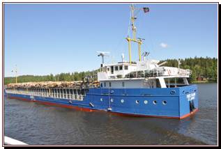 Les barges remplies de billes de bois.