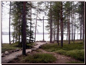 La croix dominant le lac.