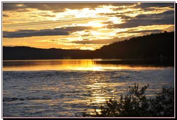Soleil de minuit sur la rivire Torne.
