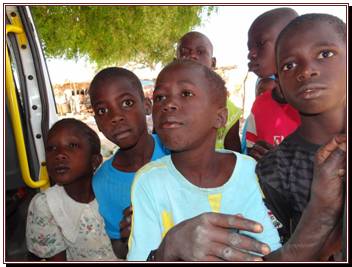Les enfants s'accrochent au vhicule