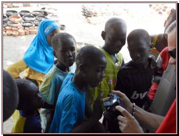 Les enfants s'accrochent au vhicule