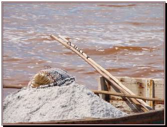 La pirogue, son tamis et son sel