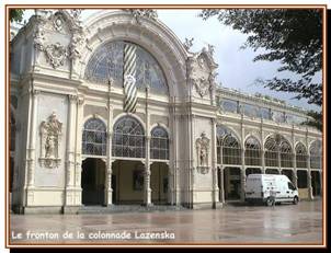 Le fronton de la colonnade