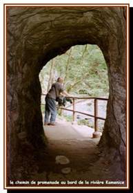 Le sentier le long des gorges de Kamenice