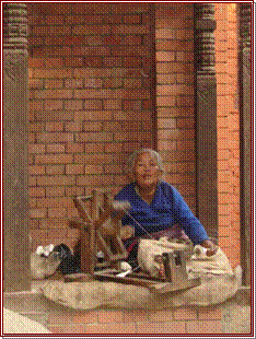 habitante de Bhaktapur, filant de la laine