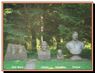 bustes de Karl Marx, Lénine, Kapsükas et Staline