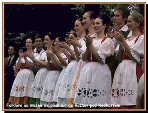 Troupe kolklorique au  muse de Roznov
